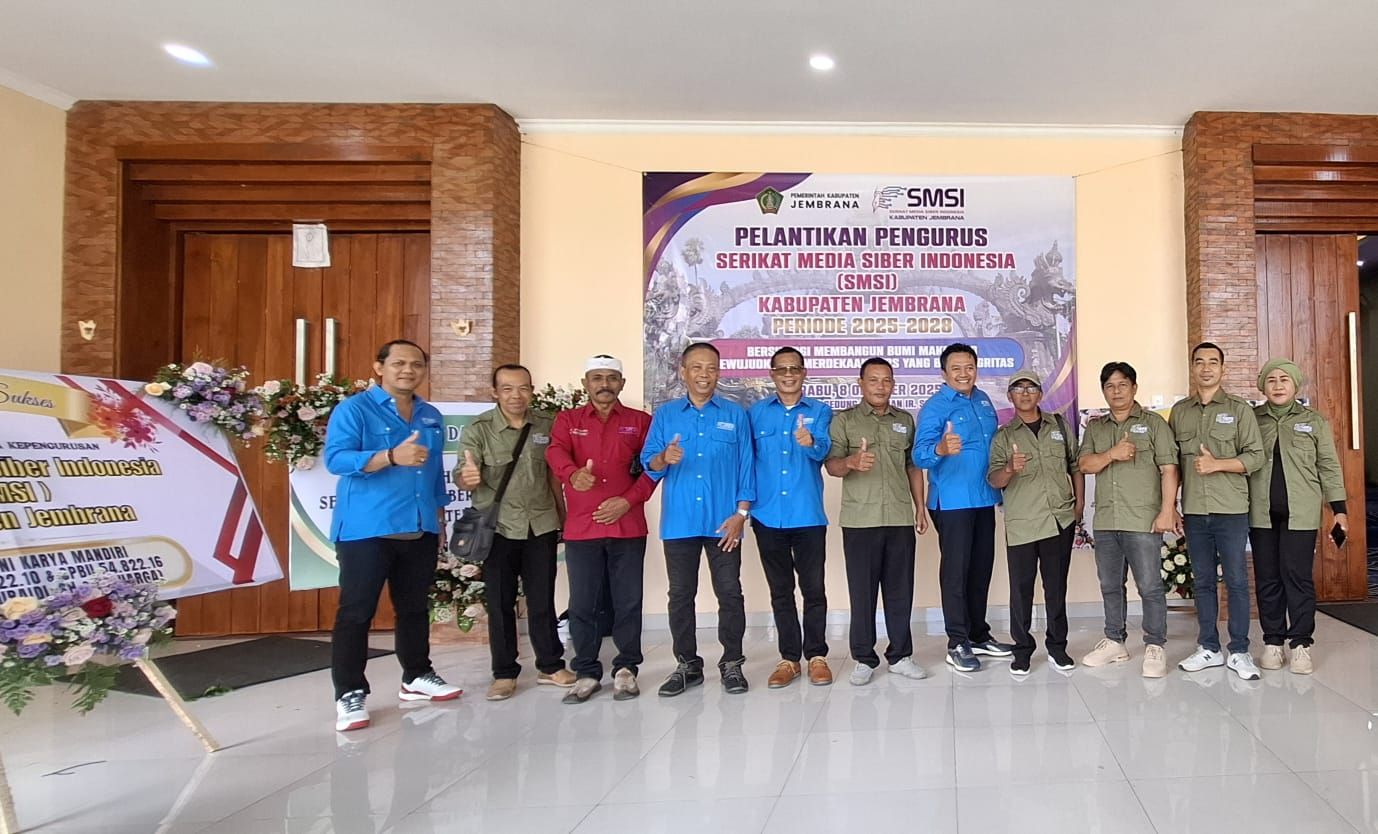 Pengurus SMSI Jembrana berfoto bersama pengurus SMSI Provinsi Bali, usai resmi dilantik, Rabu (9/10) di Ballroom Gedung Kesenian Ir. Soekarno, Jembrana. (Foto: Istimewa)