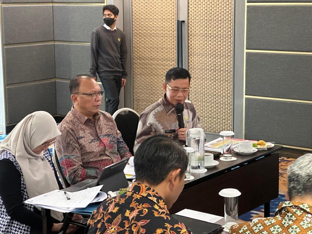 Bupati Klungkung I Made Satria (kanan) memaparkan rencana penataan kawasan Semarapura–Tegal Besar–Goa Lawah dalam rapat koordinasi penyusunan RTRW dan RDTR di Hotel Mercure Jakarta, Selasa (14/10/2025).