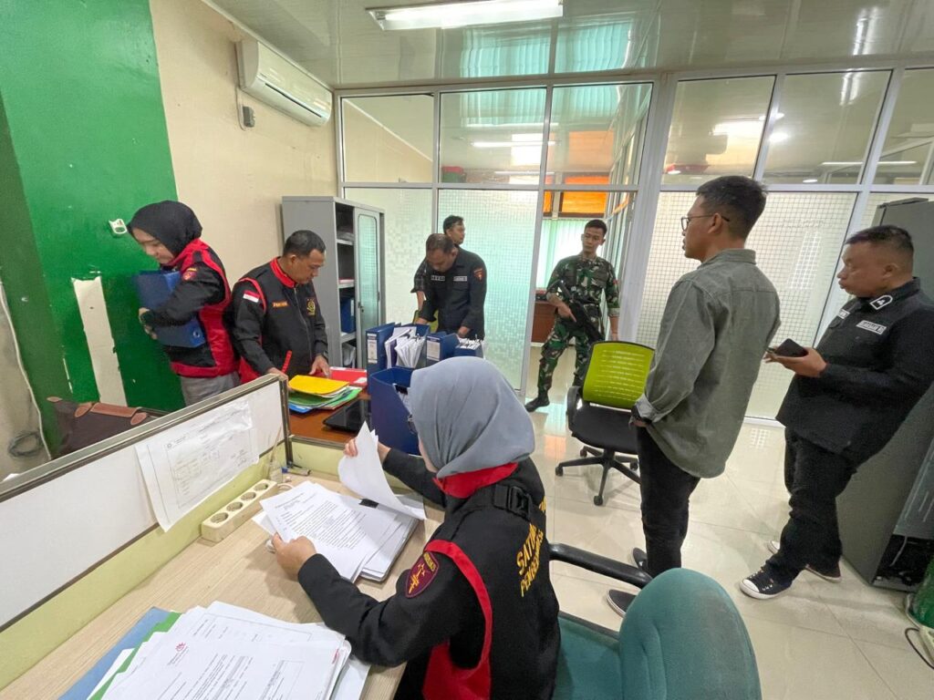 Tim penyidik Kejaksaan Tinggi Sumatera Selatan saat melakukan penggeledahan dan pemeriksaan dokumen di salah satu kantor di Palembang terkait dugaan tindak pidana korupsi kegiatan pendistribusian semen oleh PT KMM tahun 2018–2022.