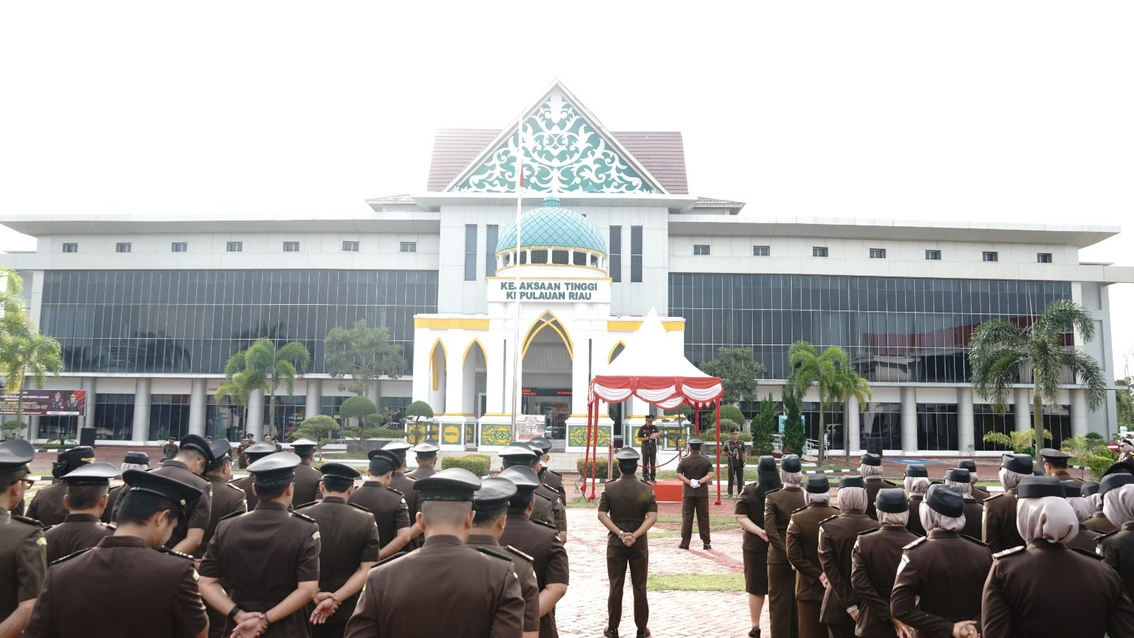 Kepala Kejaksaan Tinggi Kepulauan Riau J. Devy Sudarso memimpin Upacara Peringatan Hari Sumpah Pemuda ke-97 Tahun 2025 di halaman Kantor Kejati Kepri, Tanjungpinang, Selasa (28/10/2025). Upacara diikuti jajaran Kejati, Kejari Tanjungpinang, dan Kejari Bintan.