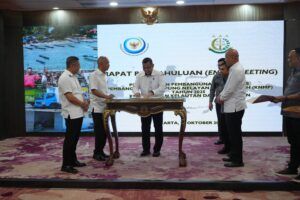 Jaksa Agung Muda Intelijen (JAM-Intel) Reda Manthovani memimpin penandatanganan Pakta Integritas kegiatan Pengamanan Pembangunan Strategis (PPS) untuk proyek Kampung Nelayan Merah Putih (KNMP) Tahun 2025, di Gedung Utama Kejaksaan Agung, Jakarta, Rabu (29/10/2025).