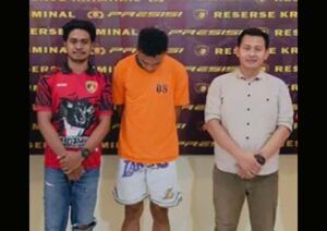 Pelaku pencabulan anak kandungnya sendiri, YM tengah. (Kostum Orange).