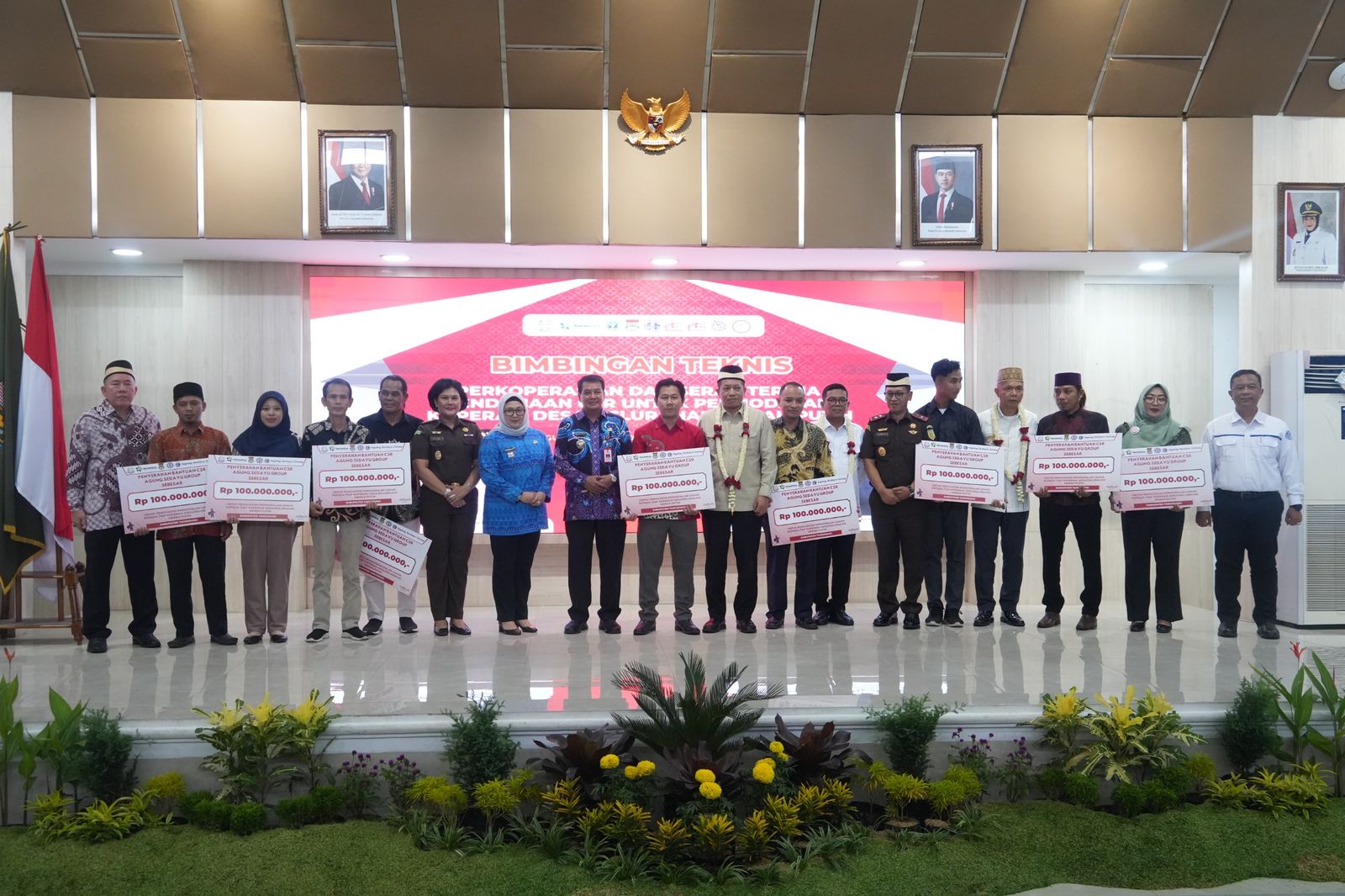 Jaksa Agung Muda Intelijen (JAM-Intel) Reda Manthovani bersama Menteri Koperasi RI Ferry Juliantono, Gubernur Banten Andra Soni, serta jajaran Forkopimda Banten berfoto bersama penerima simbolis dana CSR bagi Koperasi Desa Merah Putih (KDMP) percontohan, usai kegiatan Bimbingan Teknis Perkoperasian di Tigaraksa, Kabupaten Tangerang, Kamis (16/10/2025).