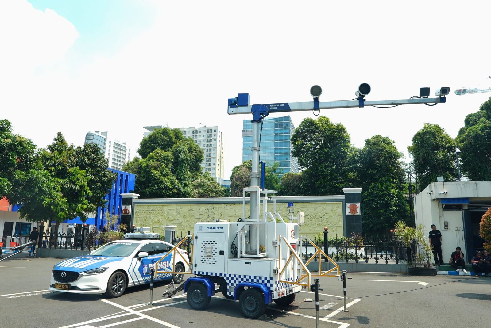 Perangkat ETLE Portable milik Korlantas Polri diperlihatkan di lapangan NTMC Korlantas Polri, Jakarta, Kamis (9/10/2025). Sistem ini memungkinkan penegakan hukum lalu lintas dilakukan secara digital dan fleksibel, termasuk fasilitas pembayaran denda tilang di tempat.