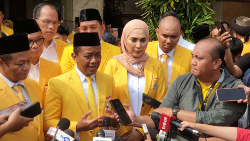Ketum Golkar Bahlil Lahadalia (tengah) seusai melakukan tabur bunga di TMP Kalibata dalam rangkaian HUT Ke-61 Golkar, di Jakarta, Senin (20/10/2025)