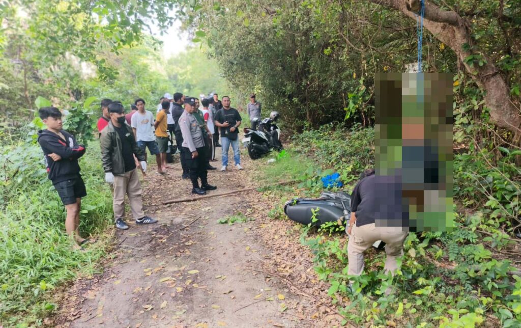 Seorang pria berinisial SMN (21) asal Tulungagung ditemukan tewas gantung diri di kawasan Hutan TAHURA Ngurah Rai, Kuta.