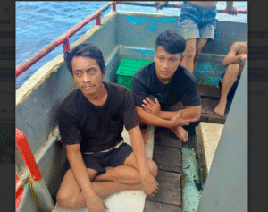 Dua orang anak buah kapal KM. Bandar Nelayan XVIII yang jatuh di sekitar perairan laut Dobo, telah ditemukan tim SAR.