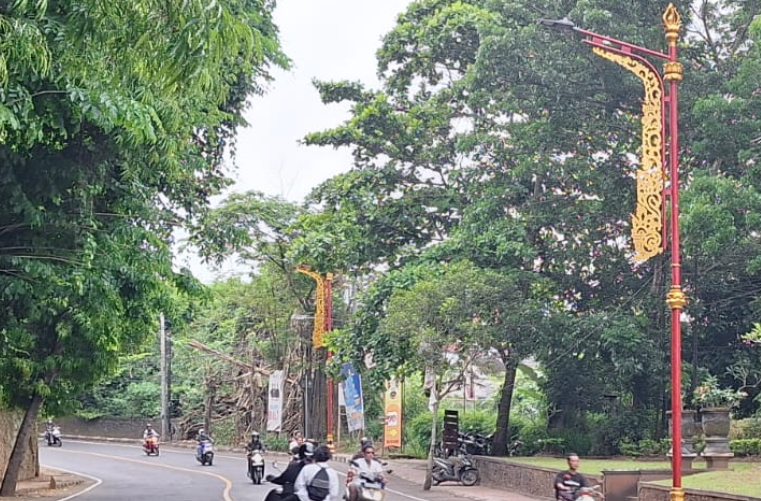 Lampu ornamen dengan desain khas Klungkung mulai menghiasi sepanjang Jalan Raya Banjarangkan. Program penerangan jalan ini diharapkan memperindah kawasan sekaligus mendukung kenyamanan pengguna jalan.