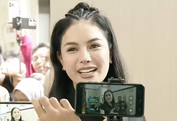 Nikita Mirzani diwawancarai media usai sidang vonis
