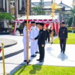 Bupati Badung I Wayan Adi Arnawa menyalami petugas upacara saat peringatan Hari Sumpah Pemuda ke-97 tahun 2025 di Lapangan Puspem Badung, Selasa (28/10/2025).