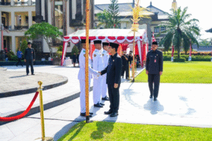 Bupati Badung I Wayan Adi Arnawa menyalami petugas upacara saat peringatan Hari Sumpah Pemuda ke-97 tahun 2025 di Lapangan Puspem Badung, Selasa (28/10/2025).