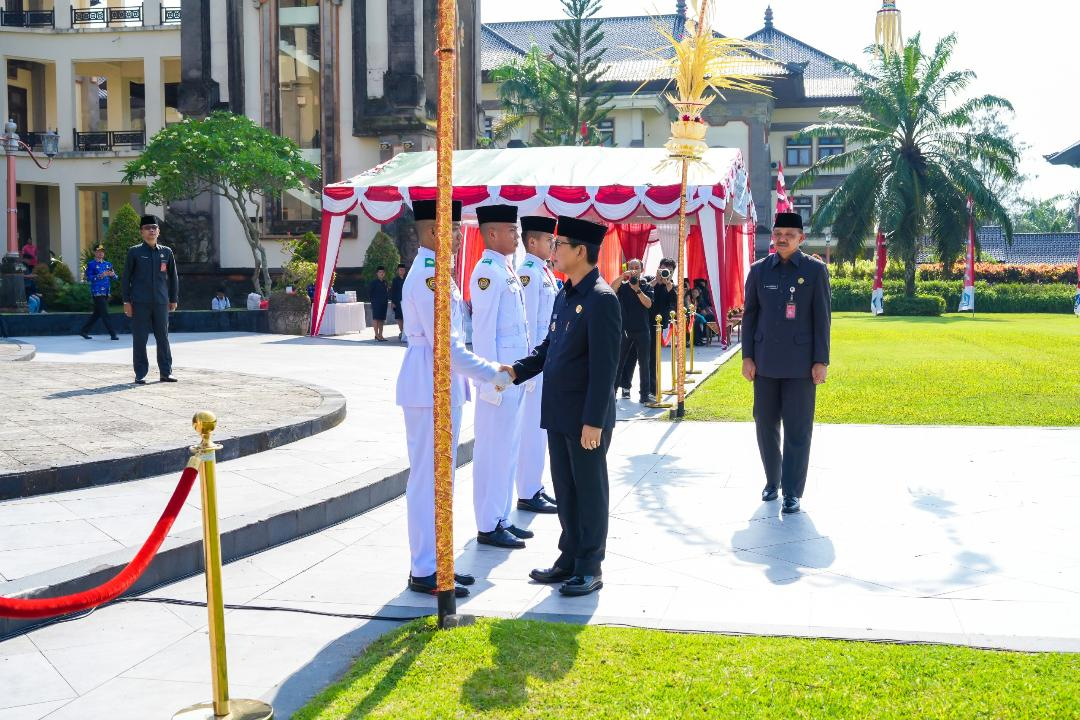 Bupati Badung I Wayan Adi Arnawa menyalami petugas upacara saat peringatan Hari Sumpah Pemuda ke-97 tahun 2025 di Lapangan Puspem Badung, Selasa (28/10/2025).