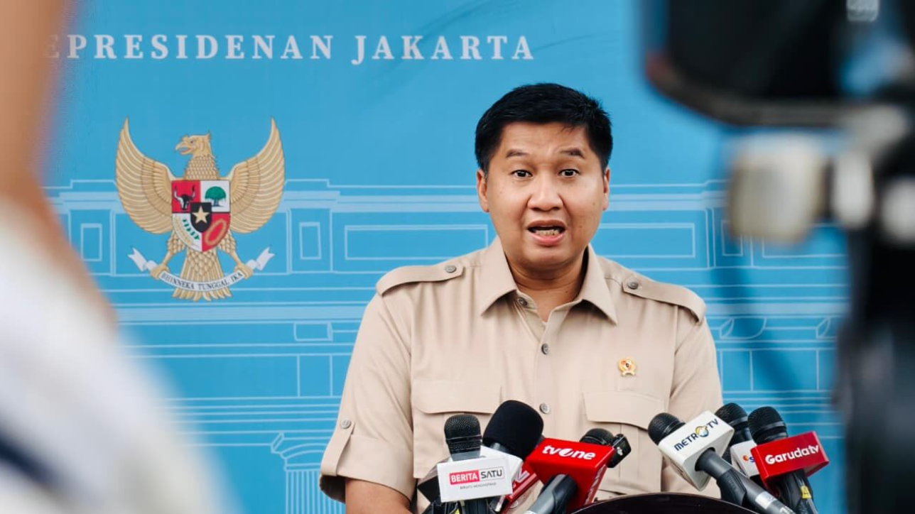 Menteri Perumahan dan Kawasan Permukiman (PKP) Maruarar Sirait memberikan keterangannya kepada awak media di Istana Kepresidenan Jakarta, pada Selasa, 28 Oktober 2025.