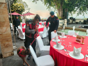 Personel Polda Bali bersama anjing pelacak K-9 melakukan sterilisasi area Dinner di Jendela Bali Resto, Garuda Wisnu Kencana (GWK), Badung, menjelang pelaksanaan Gala Dinner Forum Kerja Sama Polisi se-Asia (MACM), Selasa (28/10/2025)