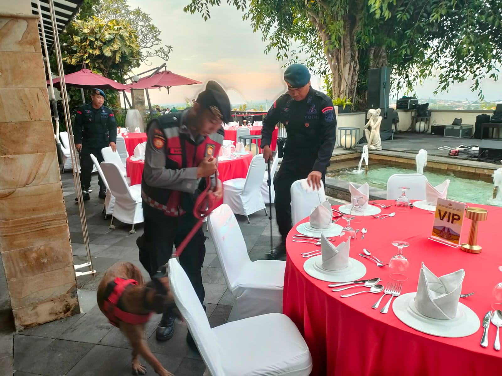 Personel Polda Bali bersama anjing pelacak K-9 melakukan sterilisasi area Dinner di Jendela Bali Resto, Garuda Wisnu Kencana (GWK), Badung, menjelang pelaksanaan Gala Dinner Forum Kerja Sama Polisi se-Asia (MACM), Selasa (28/10/2025)