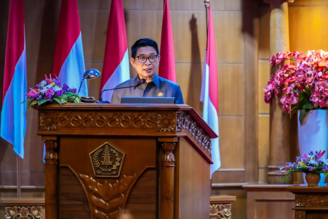 Bupati Wayan Adi Arnawa saat menyampaikan dua dokumen Raperda dalam Rapat Paripurna DPRD Badung di Ruang Utama Gosana, Kantor DPRD Badung, Rabu (29/10).