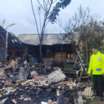 Bangunan semi permanen ini nyaris habis dilalap api setelah pembakaran sampah di sekitar lokasi merembet akibat angin kencang.