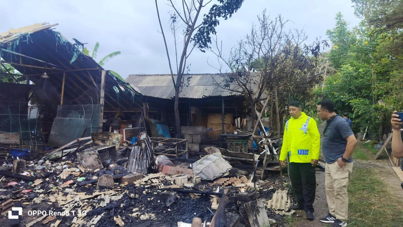 Bangunan semi permanen ini nyaris habis dilalap api setelah pembakaran sampah di sekitar lokasi merembet akibat angin kencang.