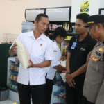 Petugas Satgas Pangan Polda Bali bersama Bulog melakukan pengecekan harga dan kualitas beras di salah satu ritel modern di Denpasar, Rabu (29/10/2025), untuk memastikan tidak ada penjualan di atas Harga Eceran Tertinggi (HET).