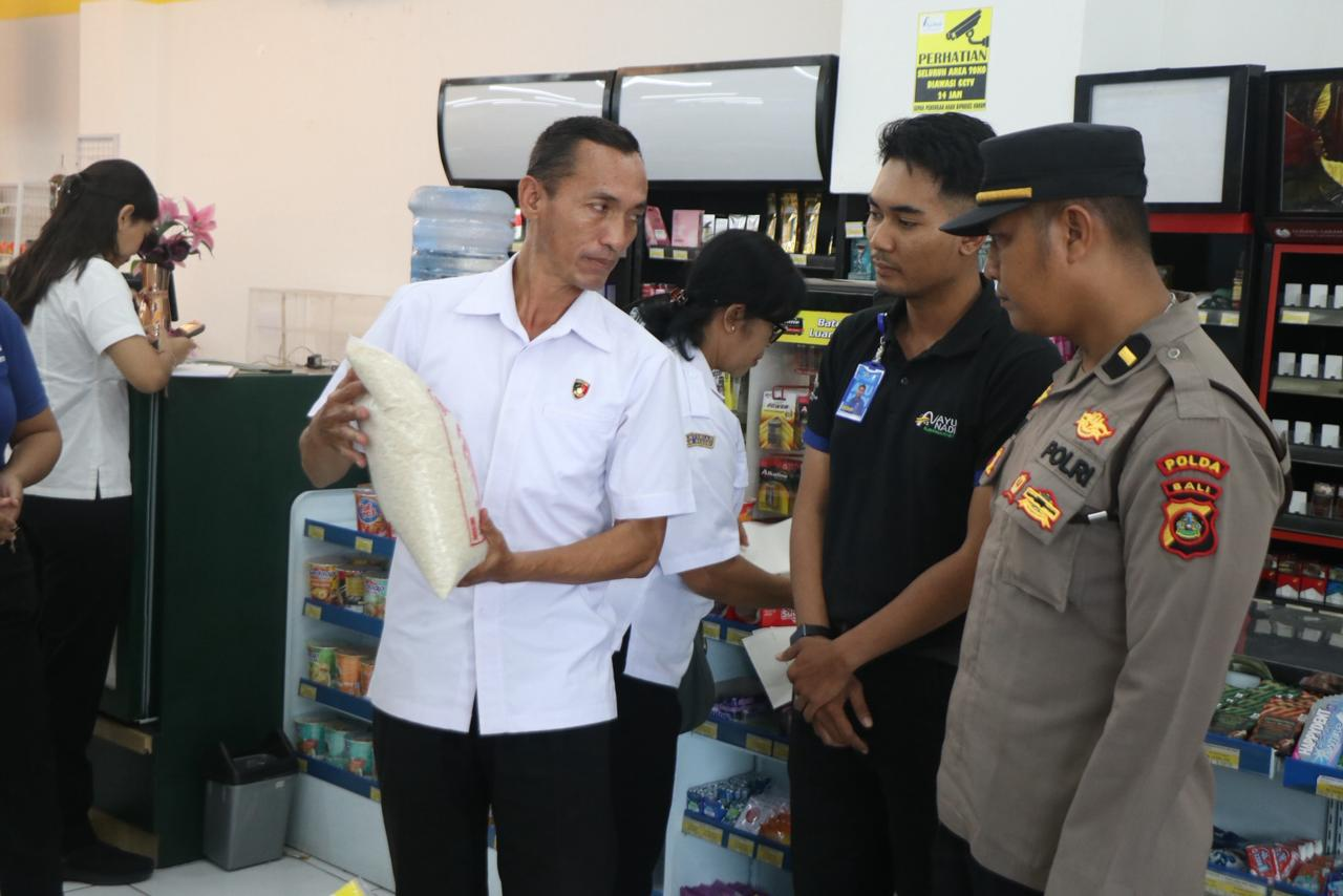 Petugas Satgas Pangan Polda Bali bersama Bulog melakukan pengecekan harga dan kualitas beras di salah satu ritel modern di Denpasar, Rabu (29/10/2025), untuk memastikan tidak ada penjualan di atas Harga Eceran Tertinggi (HET).
