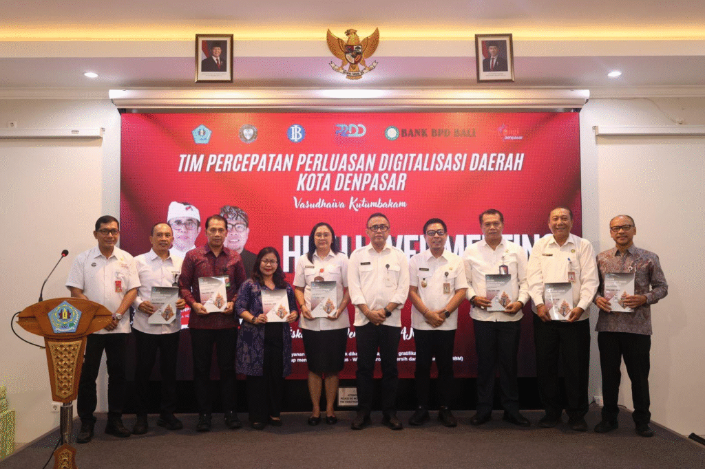 Wali Kota Denpasar I Gusti Ngurah Jaya Negara bersama jajaran Pemkot Denpasar, Bank Indonesia, dan Bank BPD Bali berfoto bersama usai peluncuran inovasi Klaster Digital (KLADI) 5B dalam kegiatan High Level Meeting Tim Percepatan dan Perluasan Digitalisasi Daerah (TP2DD) di Banyumas Villa, Denpasar, Rabu (29/10). Inovasi ini menjadi langkah nyata menuju Denpasar Smart City berbasis budaya dan kearifan lokal.