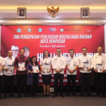Wali Kota Denpasar I Gusti Ngurah Jaya Negara bersama jajaran Pemkot Denpasar, Bank Indonesia, dan Bank BPD Bali berfoto bersama usai peluncuran inovasi Klaster Digital (KLADI) 5B dalam kegiatan High Level Meeting Tim Percepatan dan Perluasan Digitalisasi Daerah (TP2DD) di Banyumas Villa, Denpasar, Rabu (29/10). Inovasi ini menjadi langkah nyata menuju Denpasar Smart City berbasis budaya dan kearifan lokal.