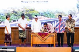 Bupati Wayan Adi Arnawa melakukan penandatanganan Perjanjian Pinjaman Daerah Pembangunan antara PT. SMI dengan Pemkab Badung, di Ruang Kertha Gosana, Puspem Badung, Kamis, (30/10).