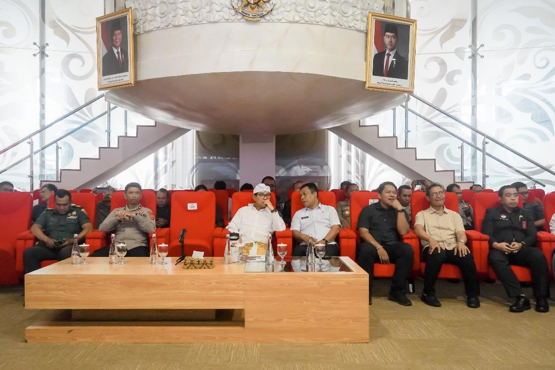 Bupati Wayan Adi Arnawa saat pelaksanaan Layanan Pengaduan dan Aspirasi Masyarakat “Kontak Bupati” serta Operasional Pengembangan CCTV Analitik di Kabupaten Badung, di Ruang Command Center, Diskominfo Badung, Rabu, (29/10).
