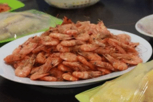 KKP Ambon siapkan 775 paket udang siap saji, dibagikan kepada masyarakat dan siswa-siswi di Kota Ambon.