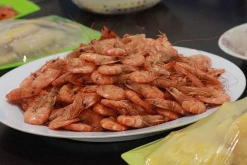 KKP Ambon siapkan 775 paket udang siap saji, dibagikan kepada masyarakat dan siswa-siswi di Kota Ambon.