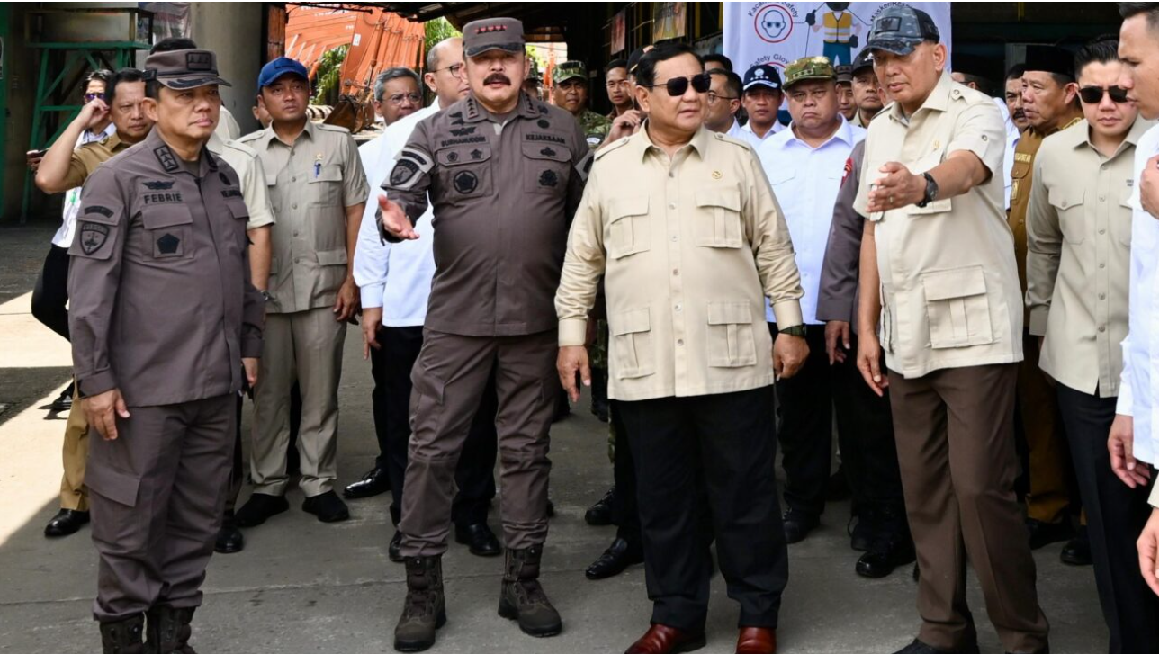 Presiden Prabowo Subianto menyaksikan Penyerahan Aset Barang Rampasan Negara (BRN) kepada PT Timah Tbk., yang digelar di Smelter PT Tinindo Internusa, Kota Pangkal Pinang, Provinsi Kepulauan Bangka Belitung, pada Senin, 6 Oktober 2025