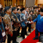 Presiden Republik Indonesia Prabowo Subianto disambut diaspora Indonesia di hotel tempat Presiden bermalam di Kota Gyeongju, Republik Korea, Kamis malam, 30 Oktober 2025. Foto: BPMI Setpres/Muchlis Jr