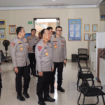 Wakapolri Komjen Pol. Dedi Prasetyo didampingi Kapolda Bali Irjen Pol. Daniel Adityajaya meninjau ruang pelayanan pembuatan SKCK di Polresta Denpasar, Kamis (30/10/2025), untuk memastikan kualitas pelayanan kepada masyarakat berjalan optimal.