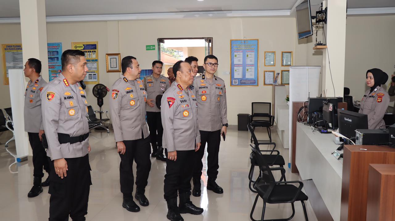 Wakapolri Komjen Pol. Dedi Prasetyo didampingi Kapolda Bali Irjen Pol. Daniel Adityajaya meninjau ruang pelayanan pembuatan SKCK di Polresta Denpasar, Kamis (30/10/2025), untuk memastikan kualitas pelayanan kepada masyarakat berjalan optimal.
