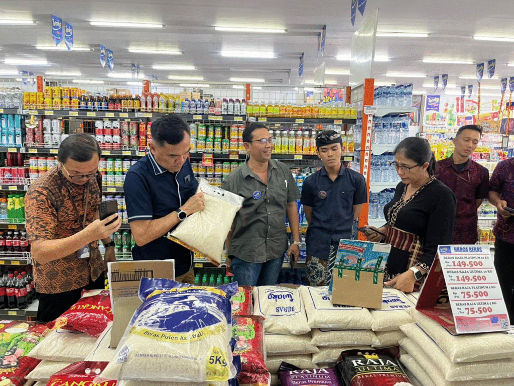 Petugas Satgas Pangan Polda Bali bersama instansi terkait melakukan sidak ke salah satu ritel modern di Denpasar untuk memastikan harga beras tetap sesuai dengan Harga Eceran Tertinggi (HET), Kamis (30/10/2025).