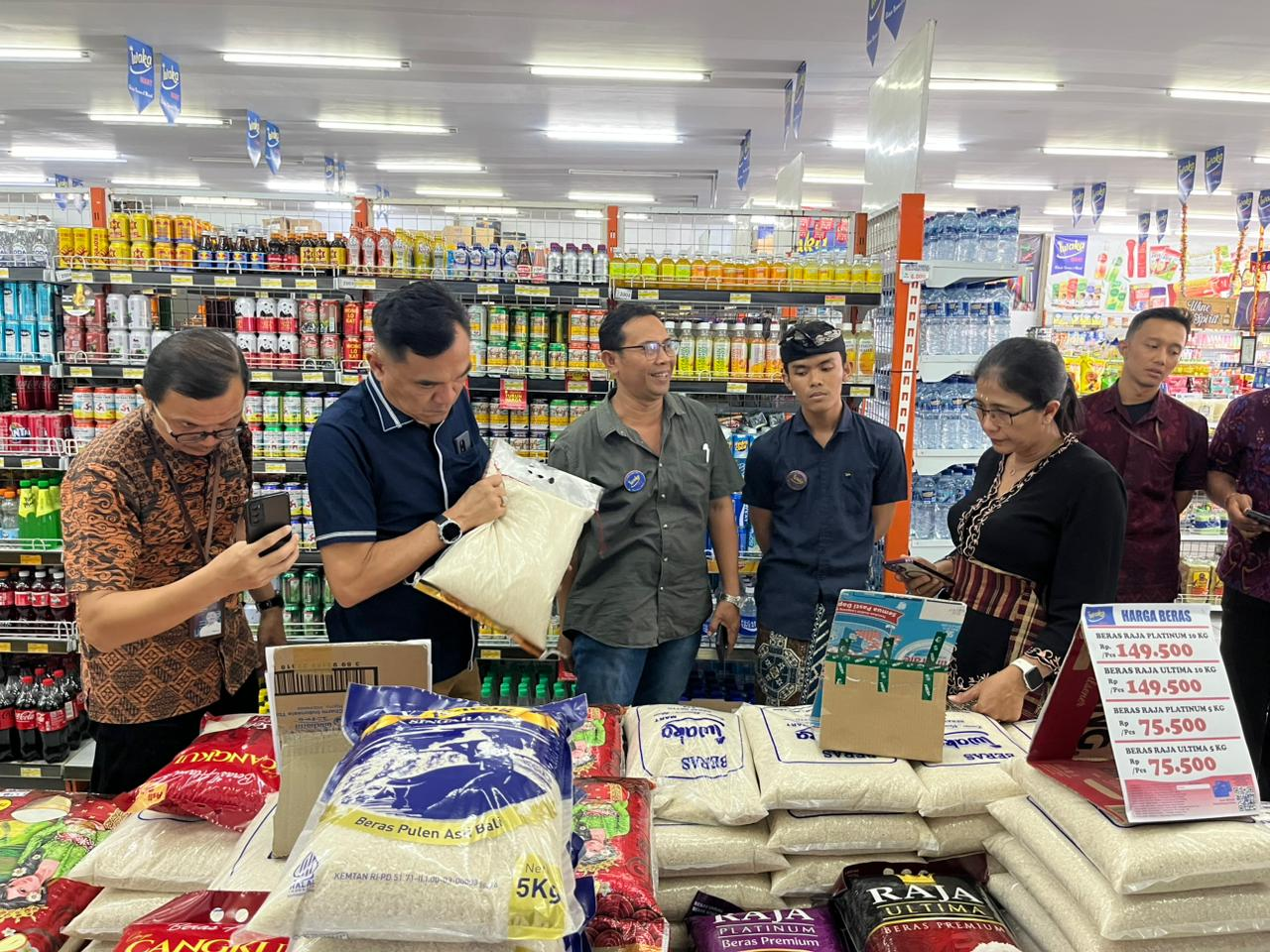 Petugas Satgas Pangan Polda Bali bersama instansi terkait melakukan sidak ke salah satu ritel modern di Denpasar untuk memastikan harga beras tetap sesuai dengan Harga Eceran Tertinggi (HET), Kamis (30/10/2025).