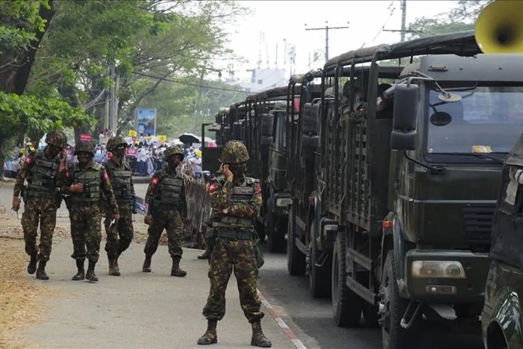 Tentara Myanmar mengamankan aksi unjuk rasa di Yangon