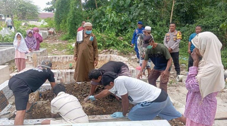 Polisi bersama warga dan keluarga korban mengevakuasi Jenazah La Ode Halim.
