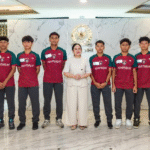 Ketua DPR RI Puan Maharani berfoto bersama delapan pemain muda penerima beasiswa sepak bola Korea–Korea Seleção (KKS) yang akan berangkat ke Portugal untuk menjalani pelatihan selama satu tahun.