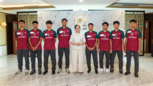 Ketua DPR RI Puan Maharani berfoto bersama delapan pemain muda penerima beasiswa sepak bola Korea–Korea Seleção (KKS) yang akan berangkat ke Portugal untuk menjalani pelatihan selama satu tahun.