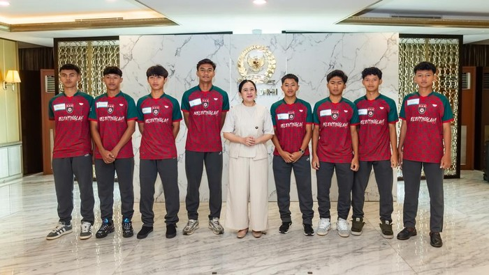 Ketua DPR RI Puan Maharani berfoto bersama delapan pemain muda penerima beasiswa sepak bola Korea–Korea Seleção (KKS) yang akan berangkat ke Portugal untuk menjalani pelatihan selama satu tahun.