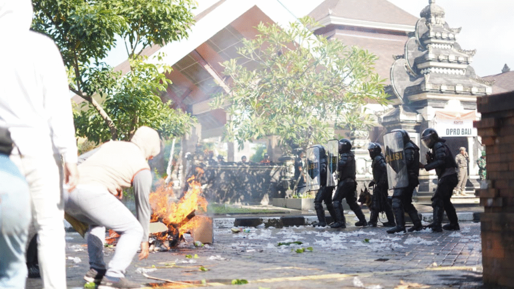 Personel Polri melakukan simulasi penanganan aksi unjuk rasa dalam latihan Sistem Pengamanan Kota (Sispamkota) 2025 yang digelar Polda Bali di Pelabuhan Benoa, Denpasar, Kamis (9/10/2025).