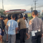 Petugas kepolisian bersama warga mengevakuasi korban kecelakaan lalu lintas di Jalan Raya Denpasar–Gilimanuk, wilayah Selemadeg, Tabanan, Rabu (8/10/2025) sore.