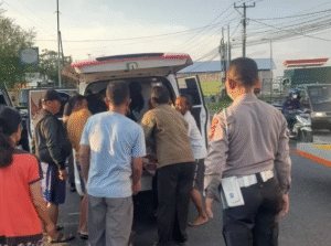 Petugas kepolisian bersama warga mengevakuasi korban kecelakaan lalu lintas di Jalan Raya Denpasar–Gilimanuk, wilayah Selemadeg, Tabanan, Rabu (8/10/2025) sore.