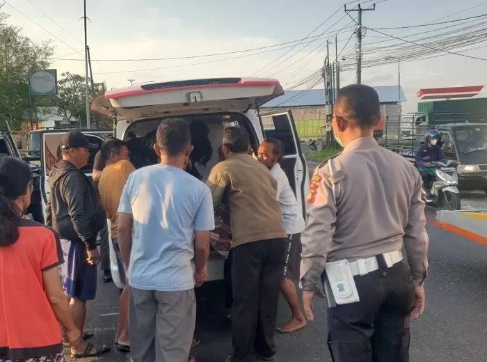 Petugas kepolisian bersama warga mengevakuasi korban kecelakaan lalu lintas di Jalan Raya Denpasar–Gilimanuk, wilayah Selemadeg, Tabanan, Rabu (8/10/2025) sore.