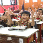 Anak-anak sekolah dasar menikmati santapan bergizi dalam suasana ceria di ruang kelas. Kementerian Kesehatan menekankan pentingnya keamanan pangan dalam Program Makan Bergizi Gratis agar makanan yang disajikan aman dan berkualitas bagi peserta didik.