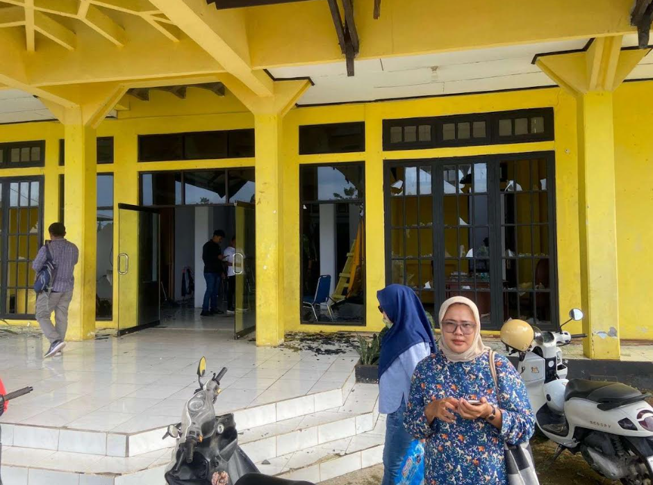 Kantor DPD Partai Golkar Maluku, di kawasan Karang Panjang yang di rusakan massa.