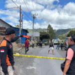 Petugas kepolisian melakukan olah tempat kejadian perkara (TKP) di Banjar Tabu, Desa Songan, Kecamatan Kintamani, Bangli, pascaperkelahian antarwarga yang menyebabkan dua orang meninggal dunia dan satu lainnya luka berat, Sabtu (12/10/2025).