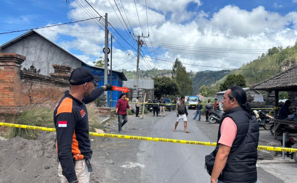 Petugas kepolisian melakukan olah tempat kejadian perkara (TKP) di Banjar Tabu, Desa Songan, Kecamatan Kintamani, Bangli, pascaperkelahian antarwarga yang menyebabkan dua orang meninggal dunia dan satu lainnya luka berat, Sabtu (12/10/2025).
