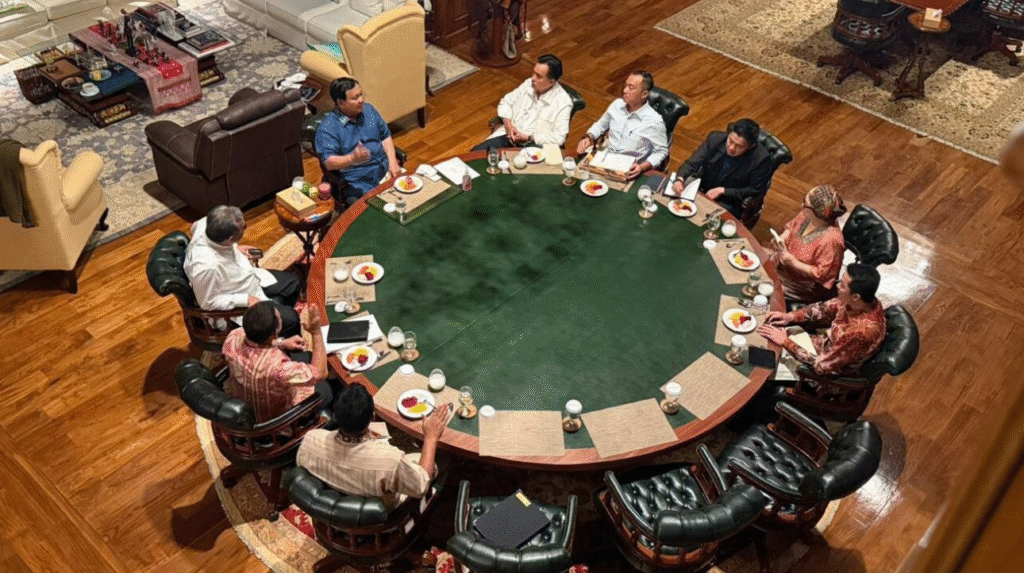 Presiden Prabowo Subianto menerima Ketua MPR RI Ahmad Muzani beserta sejumlah jajaran menteri Kabinet Merah Putih di kediaman pribadinya di Hambalang, Bogor, pada Sabtu malam, 11 Oktober 2025. Foto: BPMI Setpres